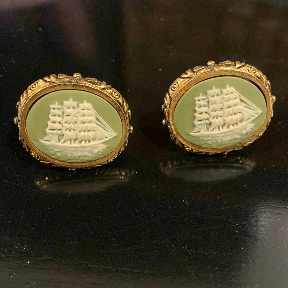 Vintage schooner cameo cuff links.